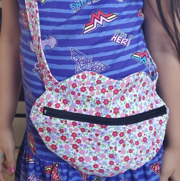 Lip Shaped Purse - Picture 3 of 3